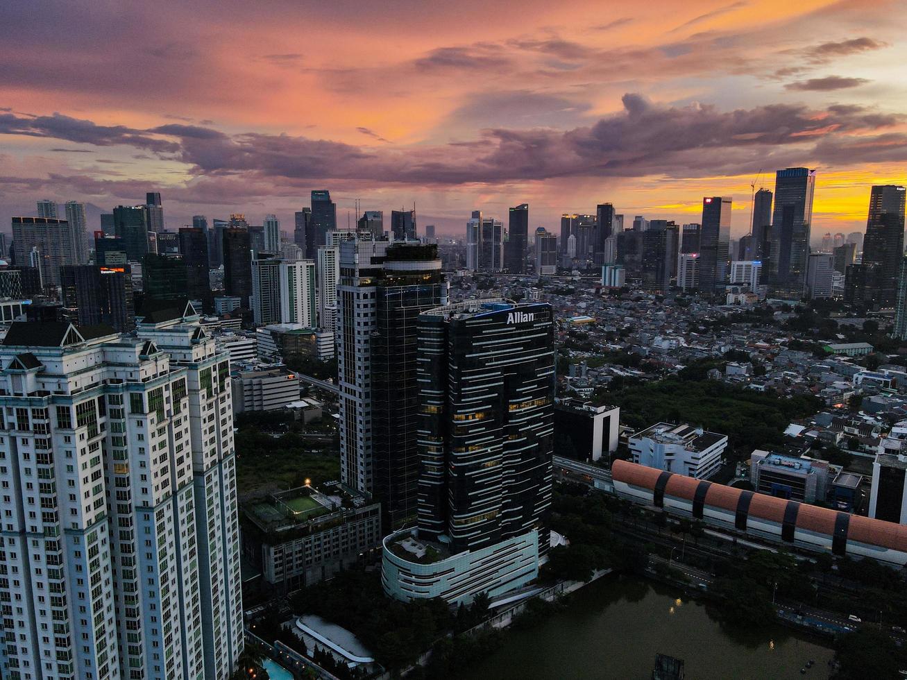 Yakarta, Indonesia 2021- vista aérea del atardecer en los rascacielos de Yakarta foto