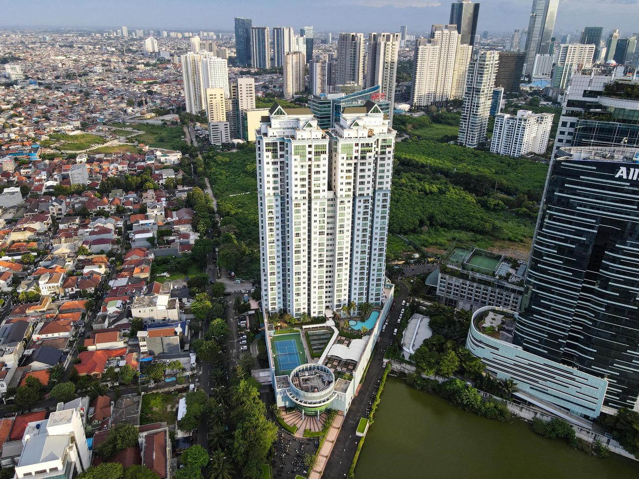 Yakarta, Indonesia 2021- vista aérea de la intersección de carreteras y edificios en la ciudad de Yakarta foto