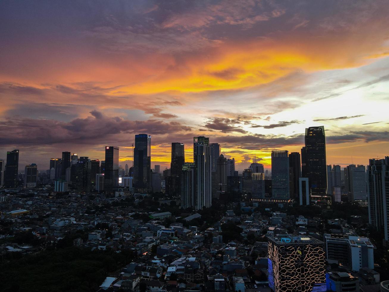 Yakarta, Indonesia 2021- vista aérea del atardecer en los rascacielos de Yakarta foto