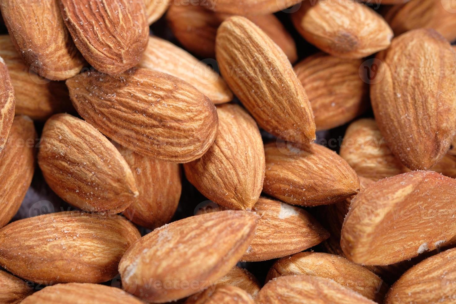 Cerca de nueces de almendra en un recipiente foto