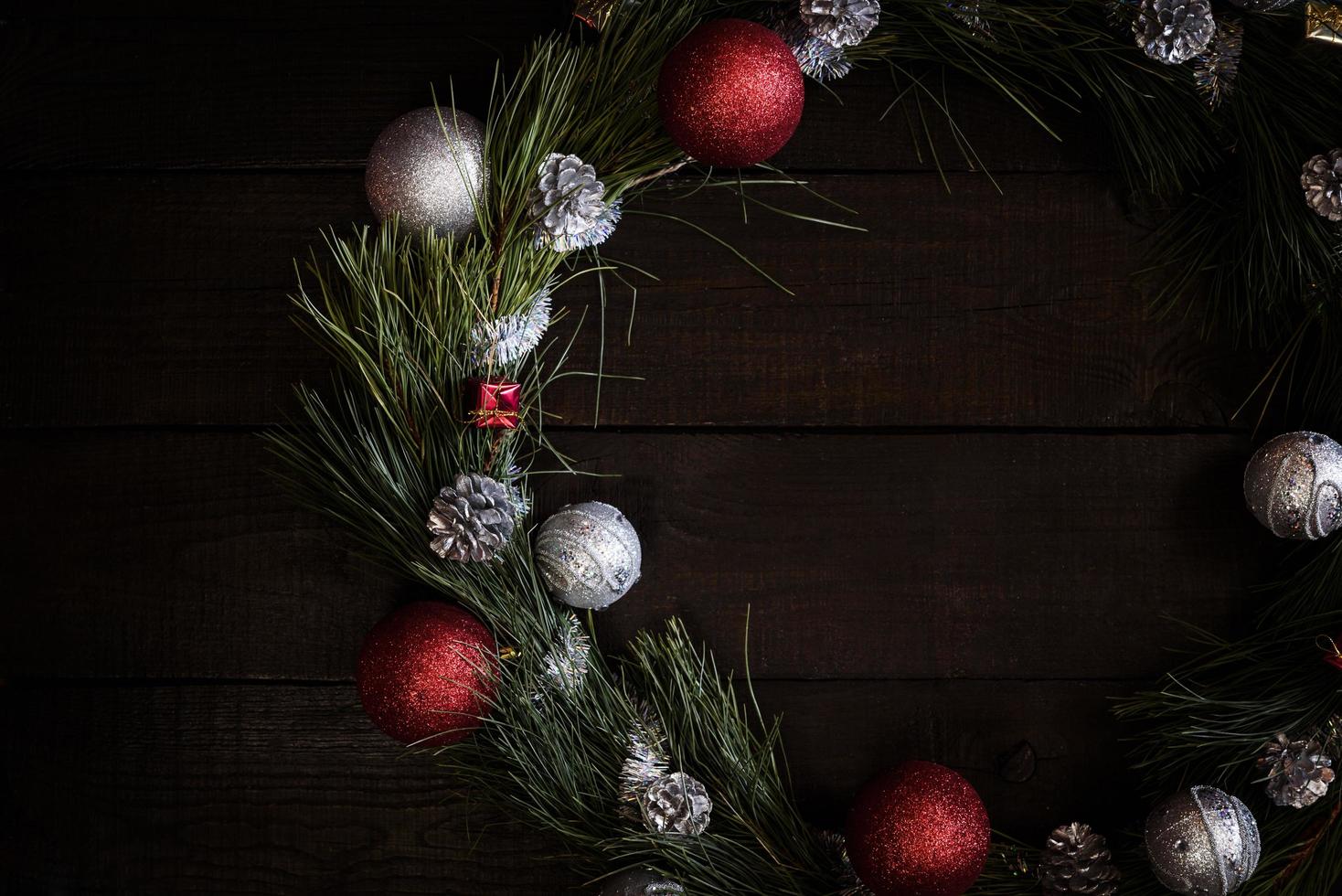 corona de navidad de ramas de abeto con adornos navideños foto