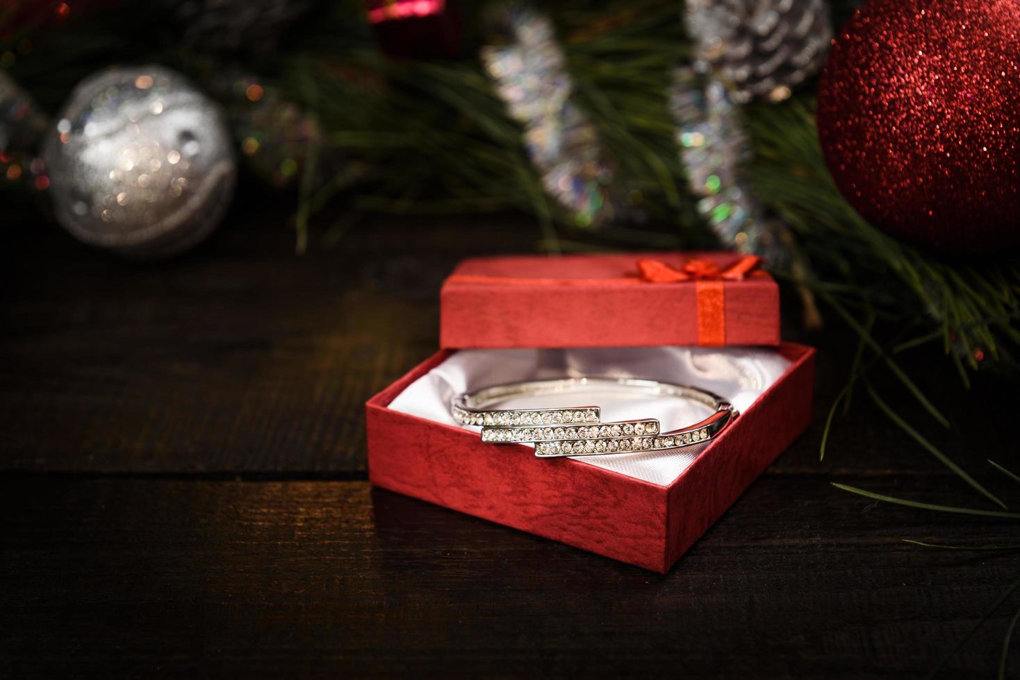 regalo de navidad en caja roja foto