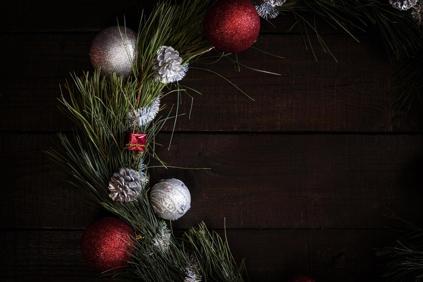 corona de navidad de ramas de abeto con adornos navideños foto