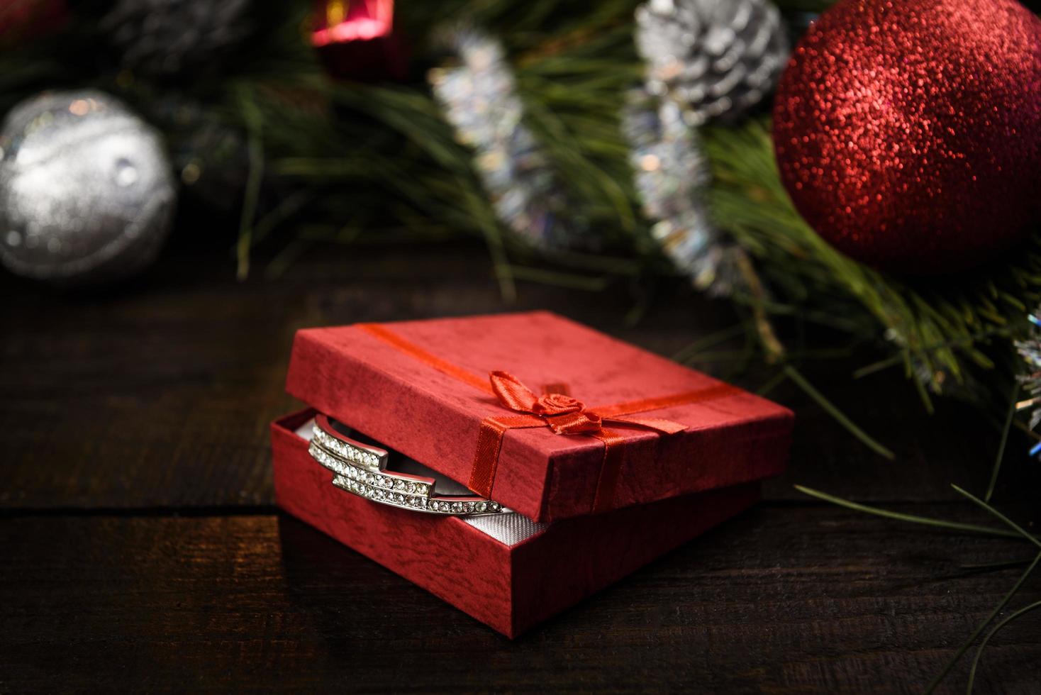 regalo de navidad en caja roja foto