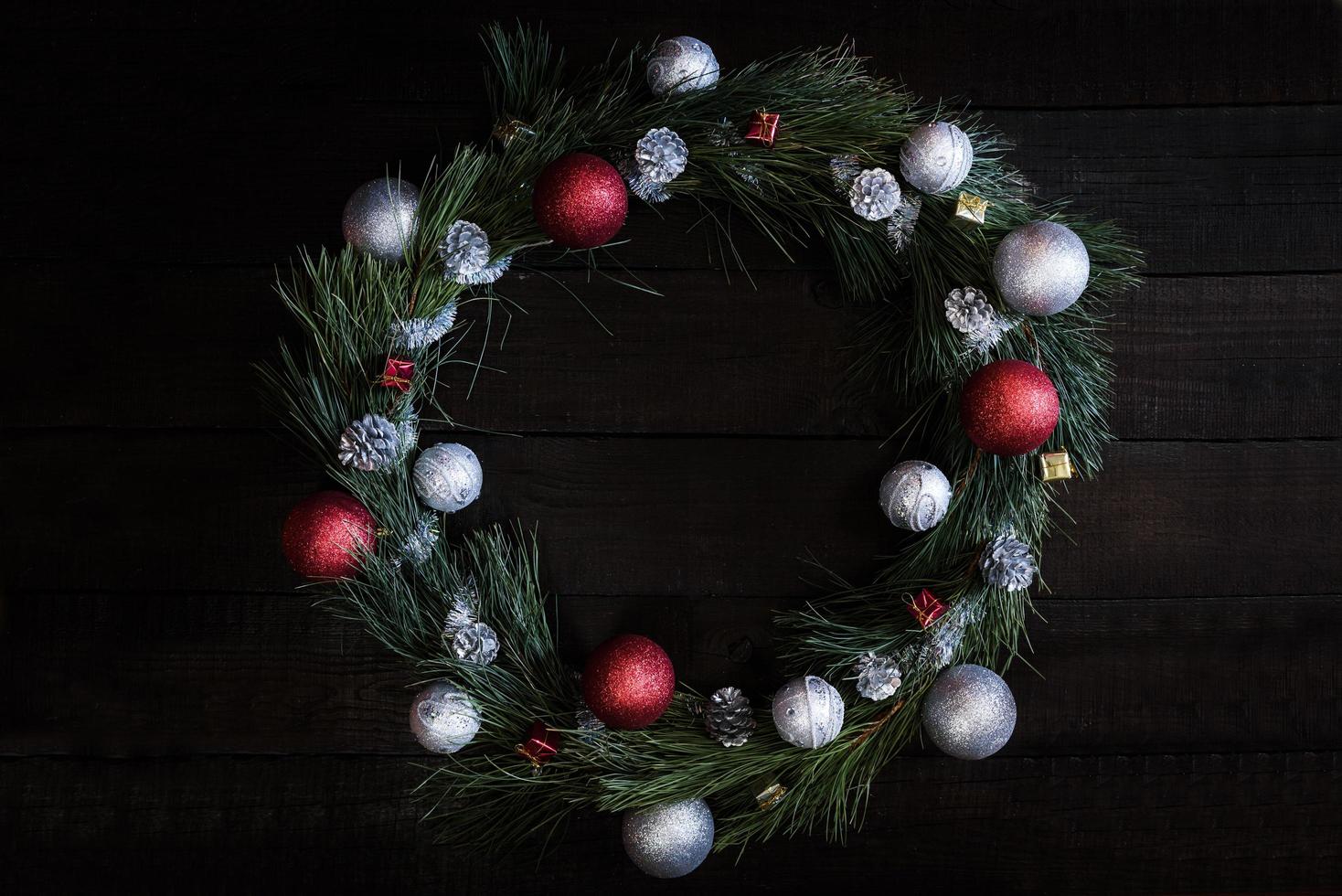 corona de navidad de ramas de abeto con adornos navideños foto