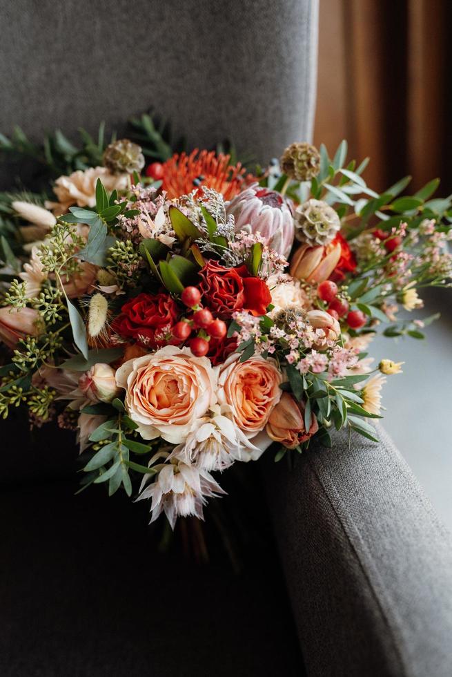 ramo de novia en tonos rojos otoñales flores secas foto