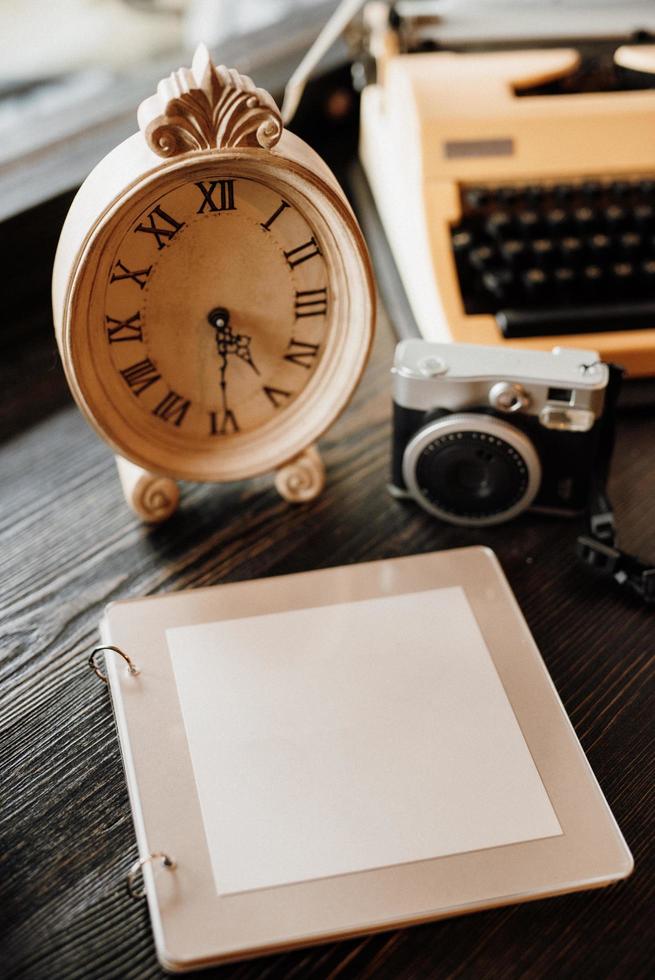 libro de deseos de madera junto al reloj una cámara foto