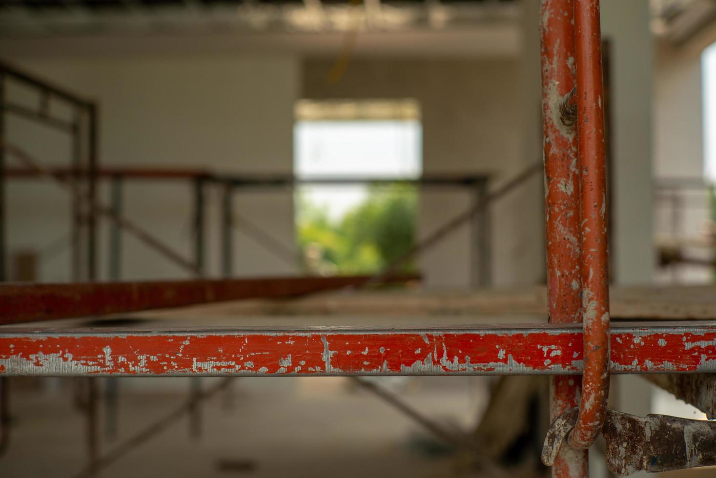 Primer plano de barras de acero en el andamio para trabajar a alto nivel en el sitio de construcción foto