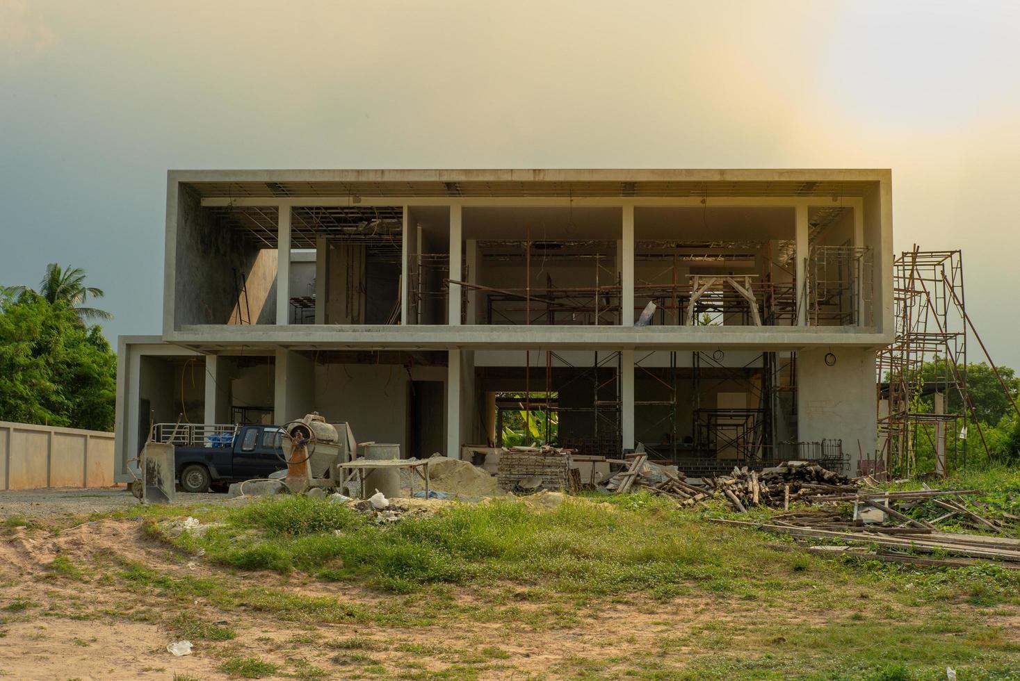 paisaje del sitio de construcción con la pila de material de construcción y cielo azul con sol foto