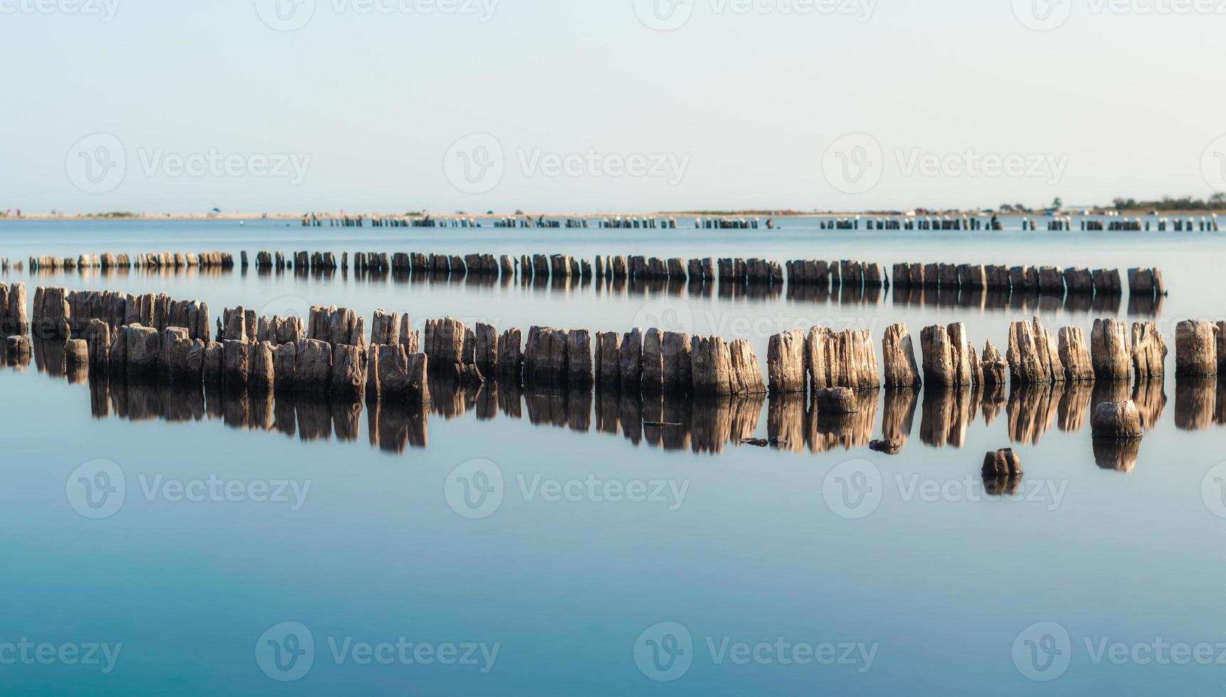 Muelles de madera antiguos en el agua foto