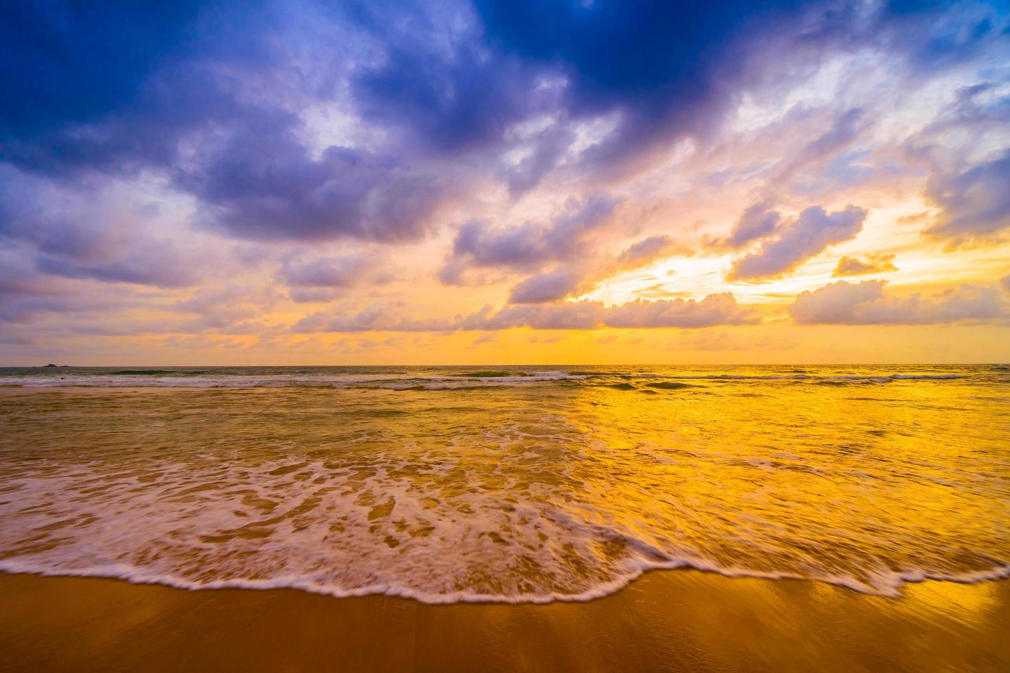 puesta de sol en la playa foto