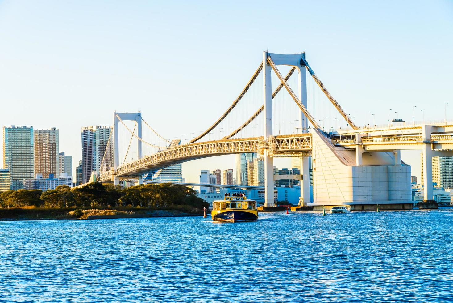 Puente del arco iris en la ciudad de Tokio en Japón foto