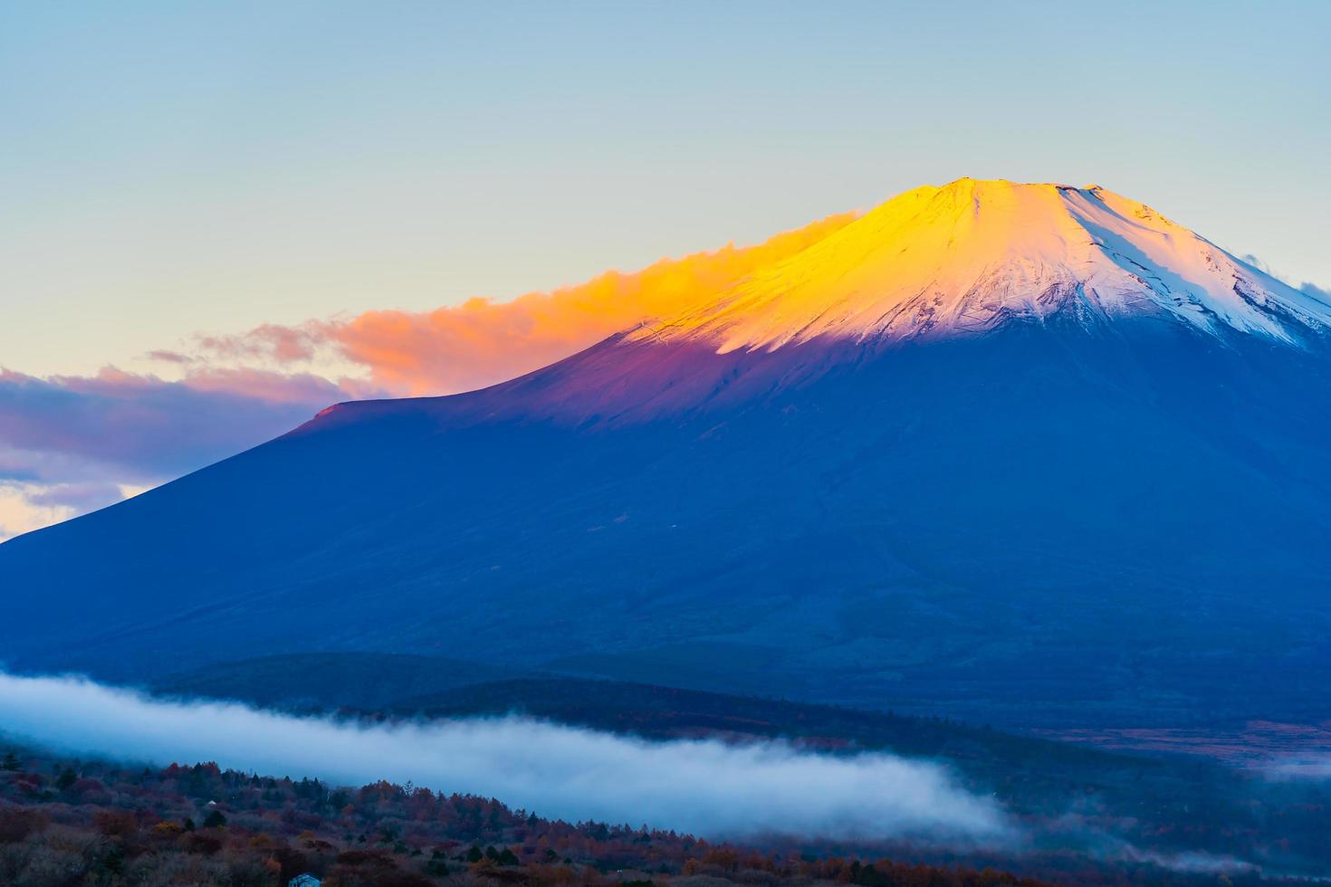 hermoso mt. fuji en el lago yamanaka, japón foto