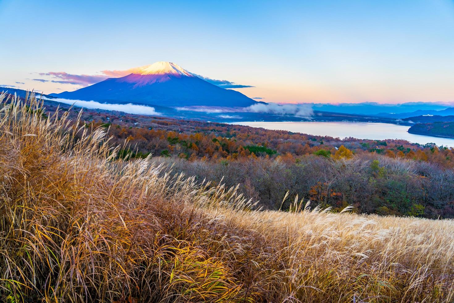 hermoso mt. fuji en el lago yamanaka, japón foto