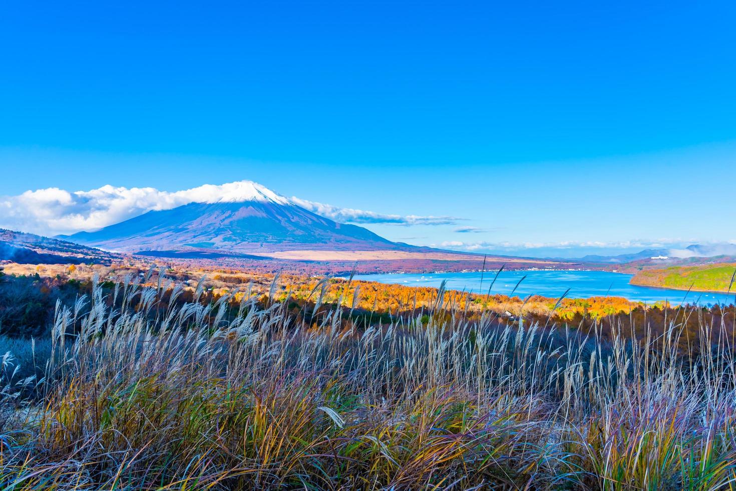 hermoso mt. fuji en el lago yamanaka, japón foto