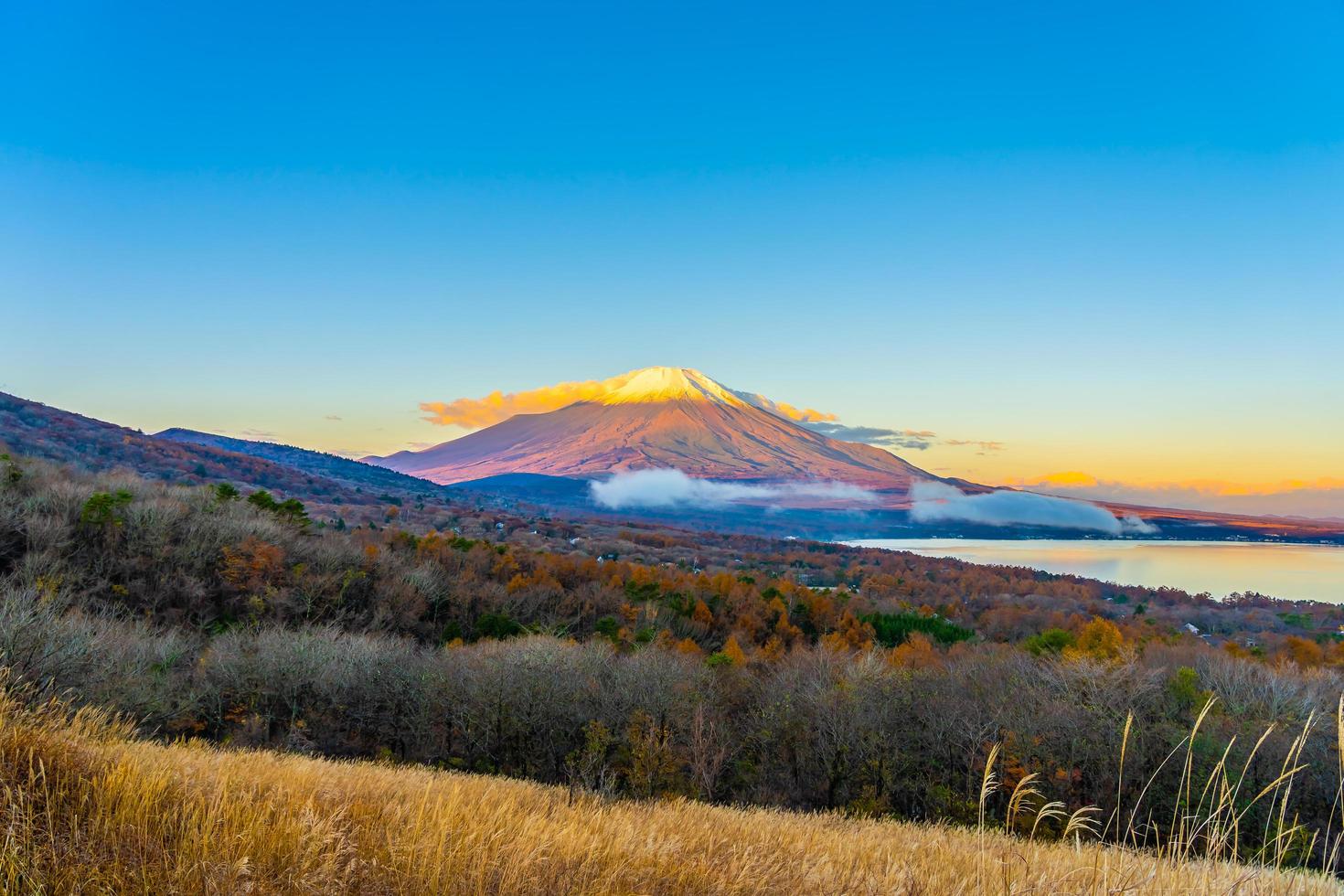 hermoso mt. fuji en el lago yamanaka, japón foto