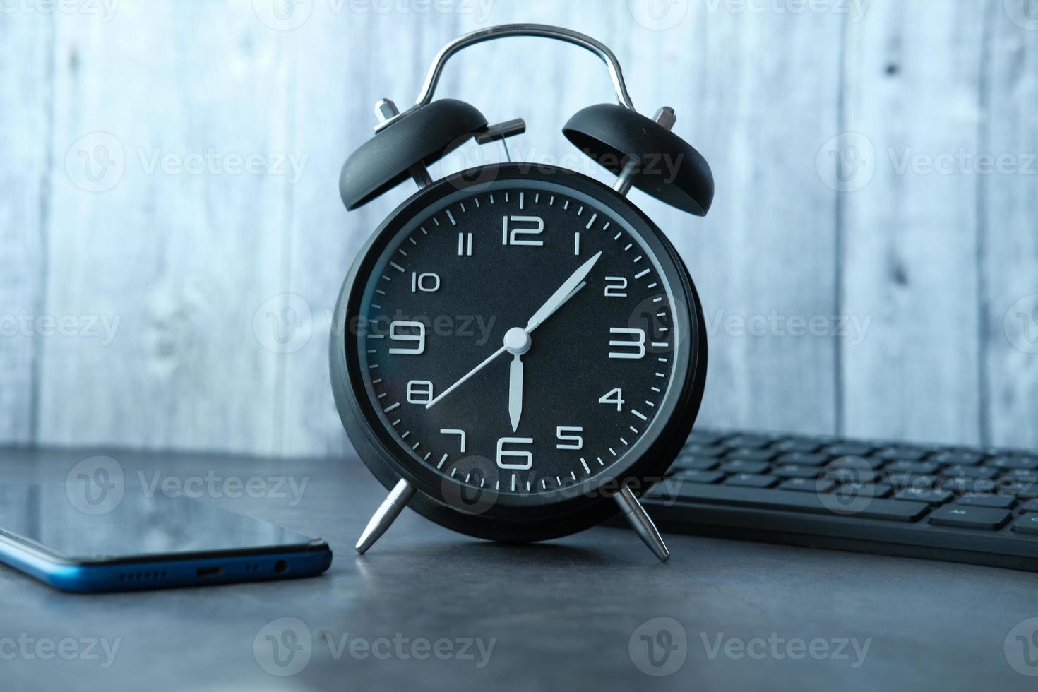 reloj despertador negro en el escritorio foto