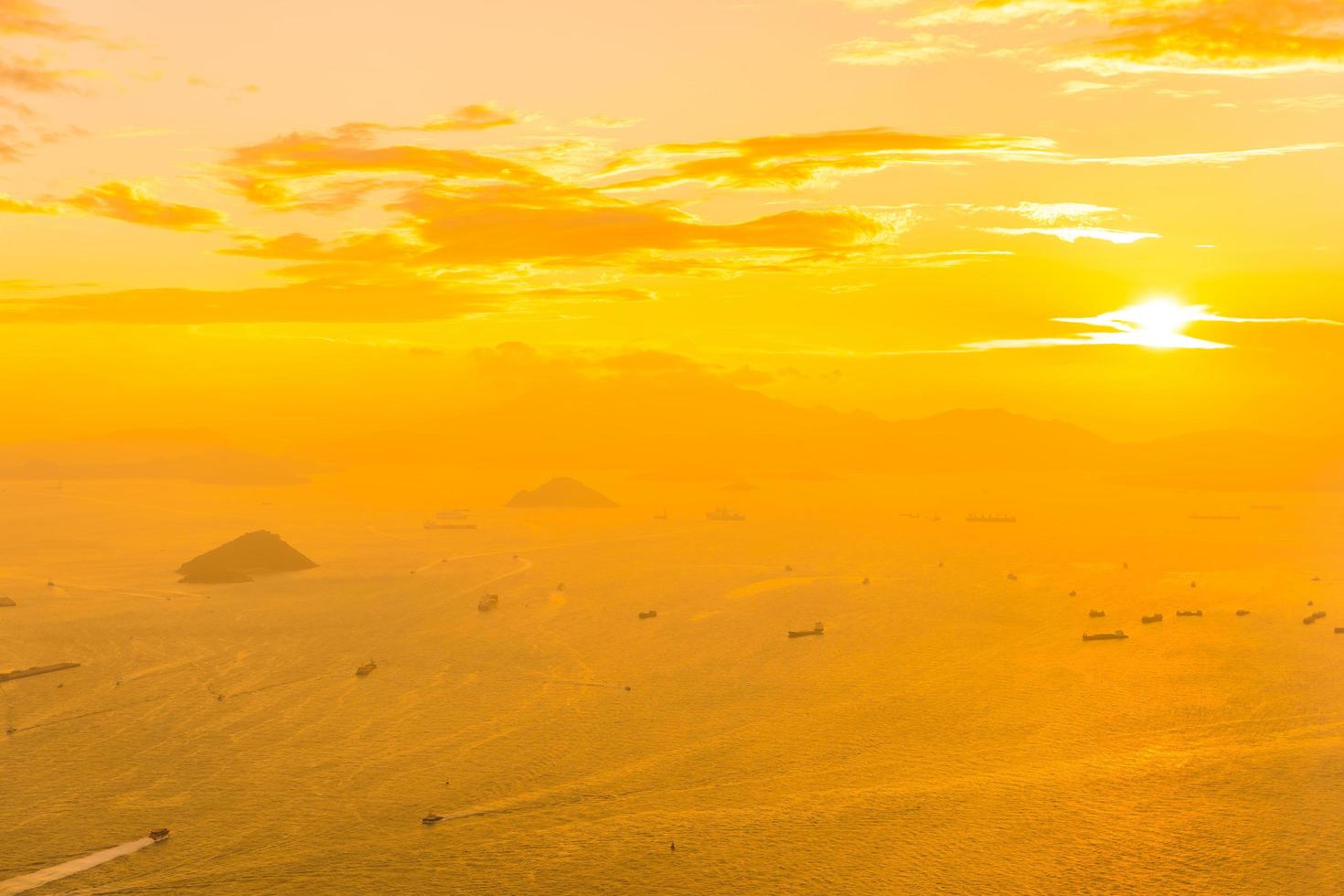 hermoso y colorido atardecer sobre hong kong, china foto