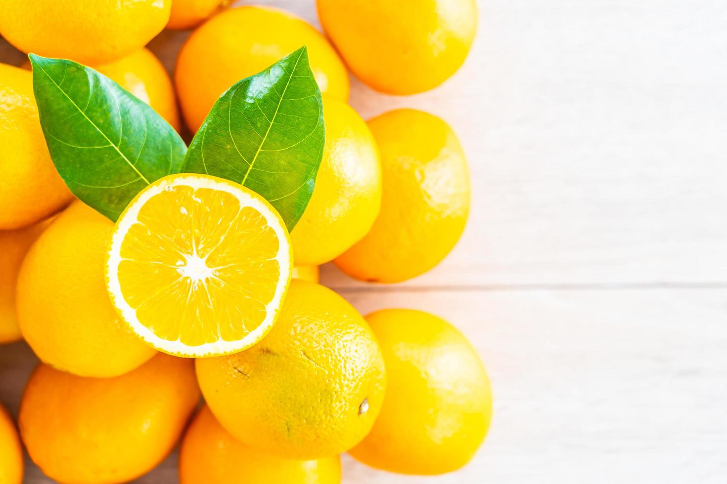 naranjas frescas en la mesa foto