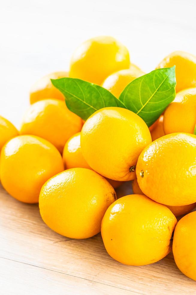 naranjas frescas en la mesa foto