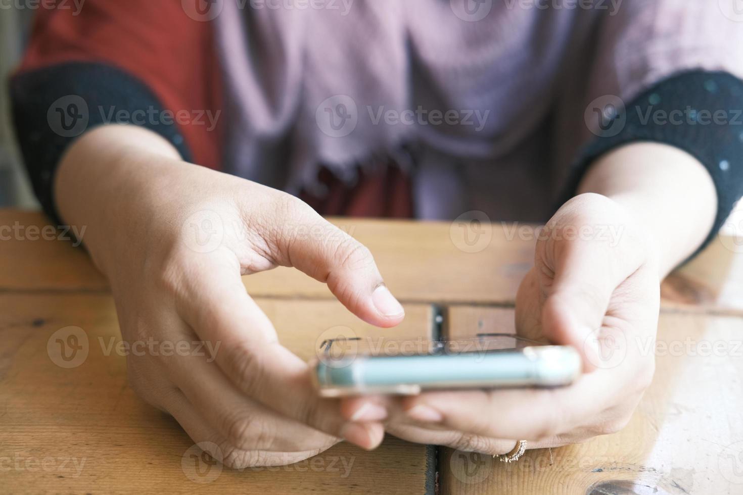 mano de mujer sosteniendo un teléfono inteligente foto