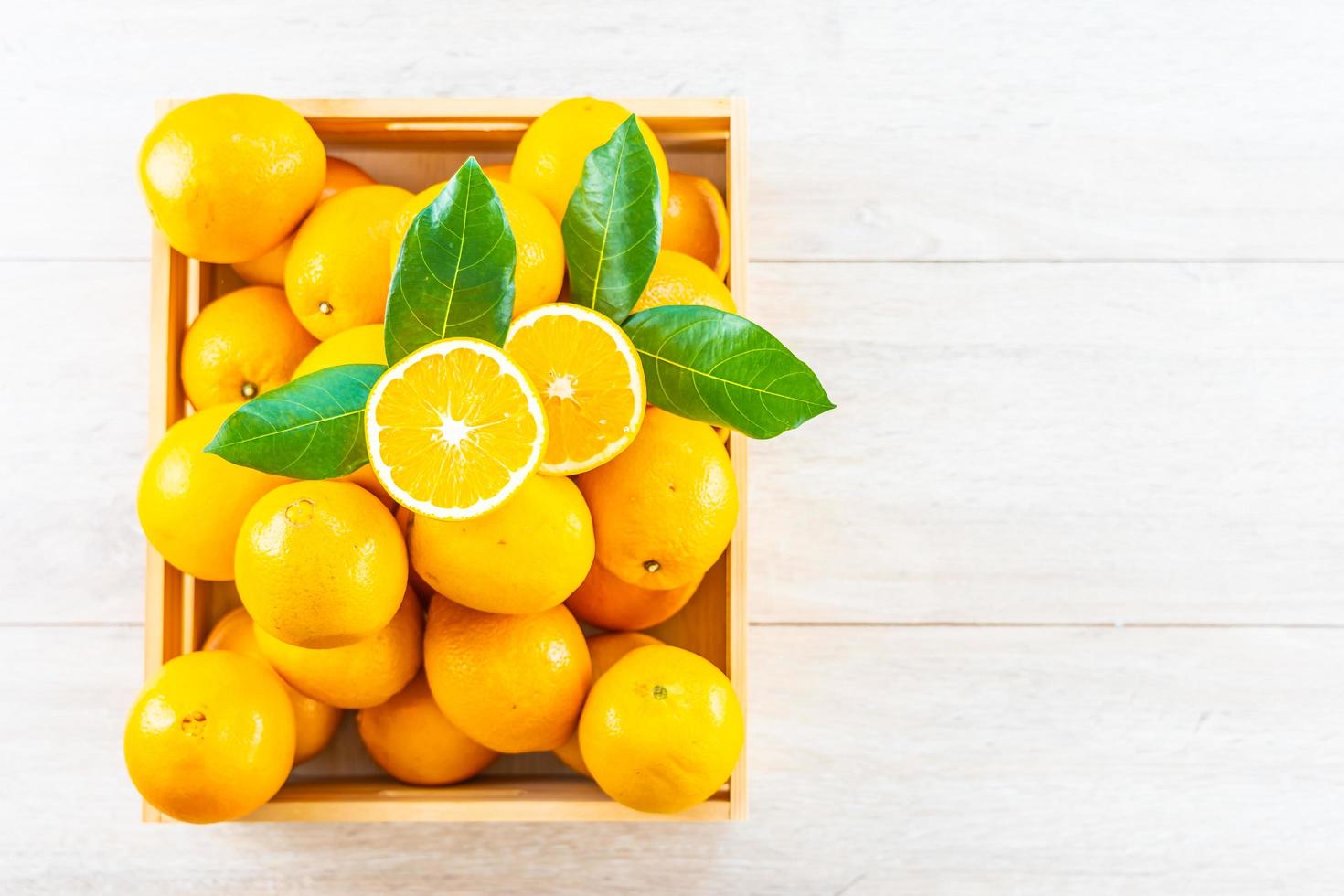 naranjas frescas en la mesa foto