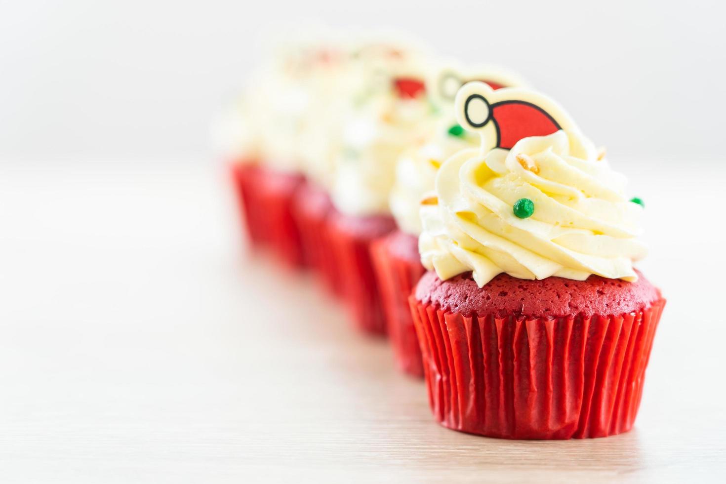 postre dulce con cupcake de terciopelo rojo foto