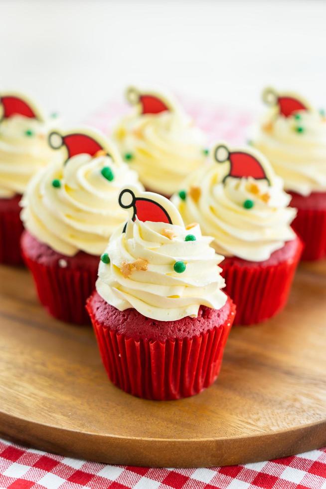 postre dulce con cupcake de terciopelo rojo foto