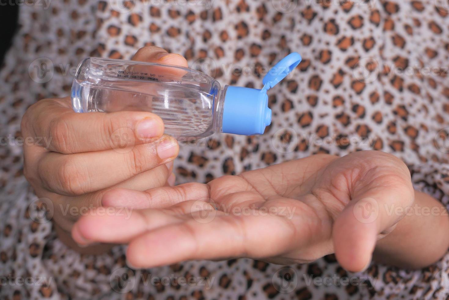 Mano usando gel desinfectante para prevenir virus con espacio de copia foto