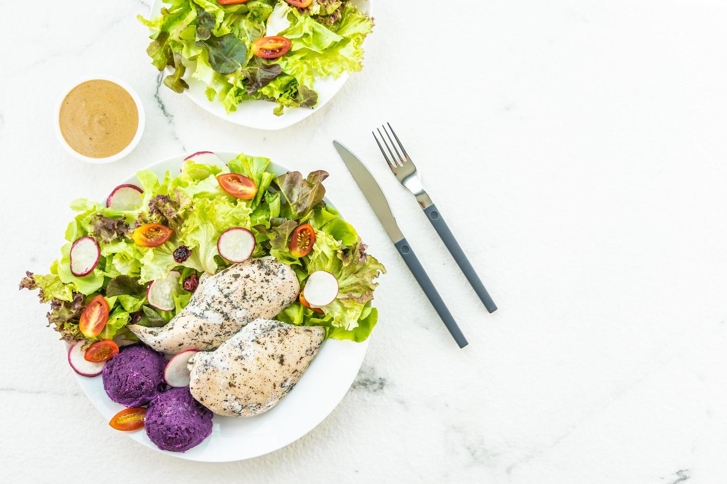 Filete de carne de pechuga de pollo a la parrilla con verduras frescas foto