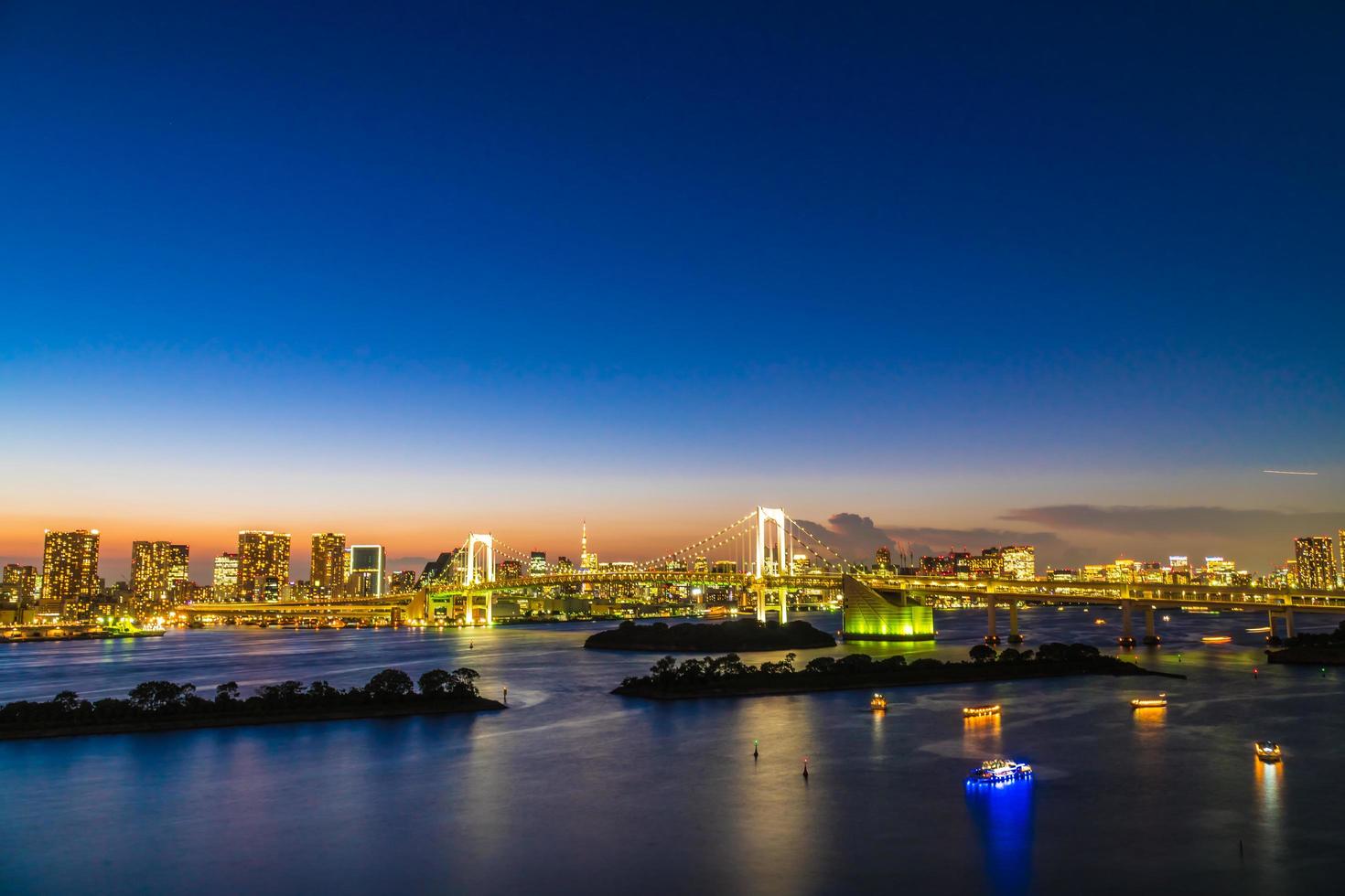 paisaje urbano de la ciudad de tokio con el puente arcoiris, japón foto