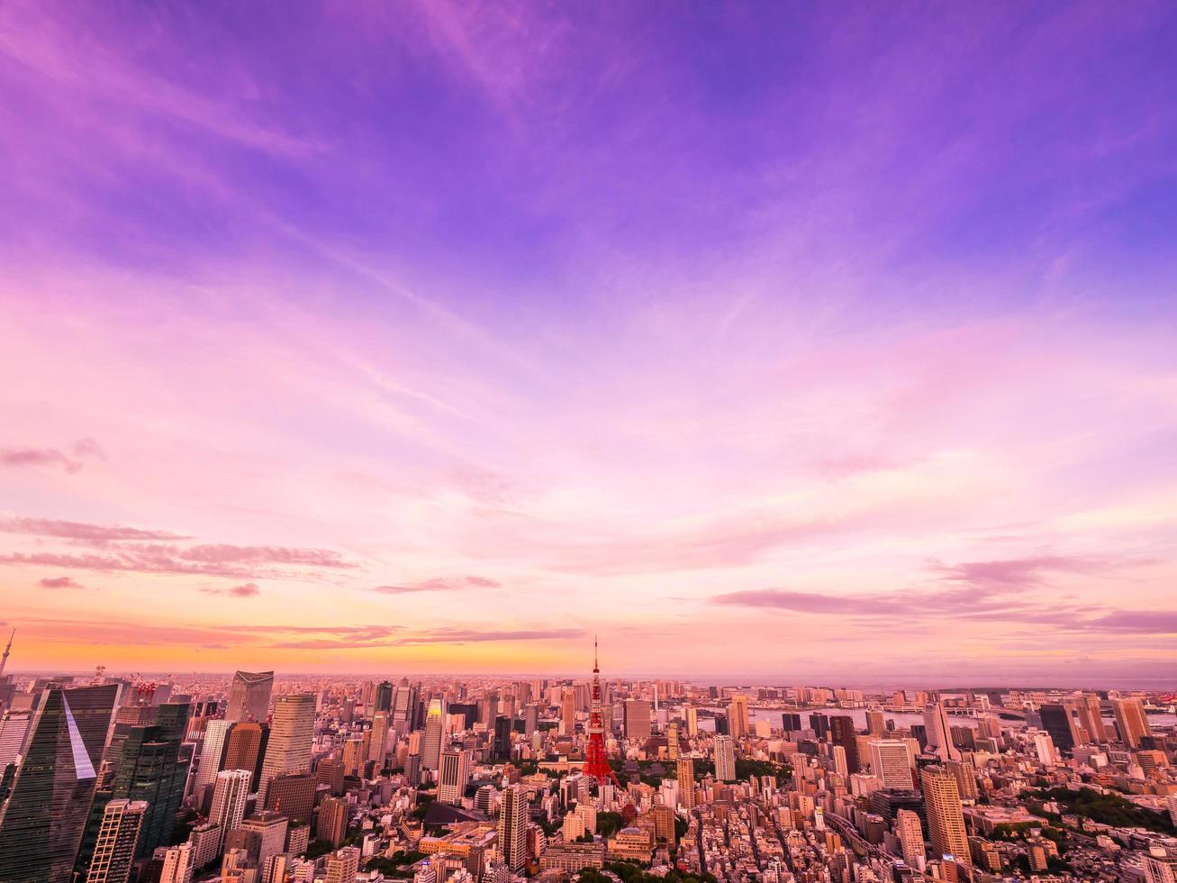 ciudad de tokio al atardecer foto