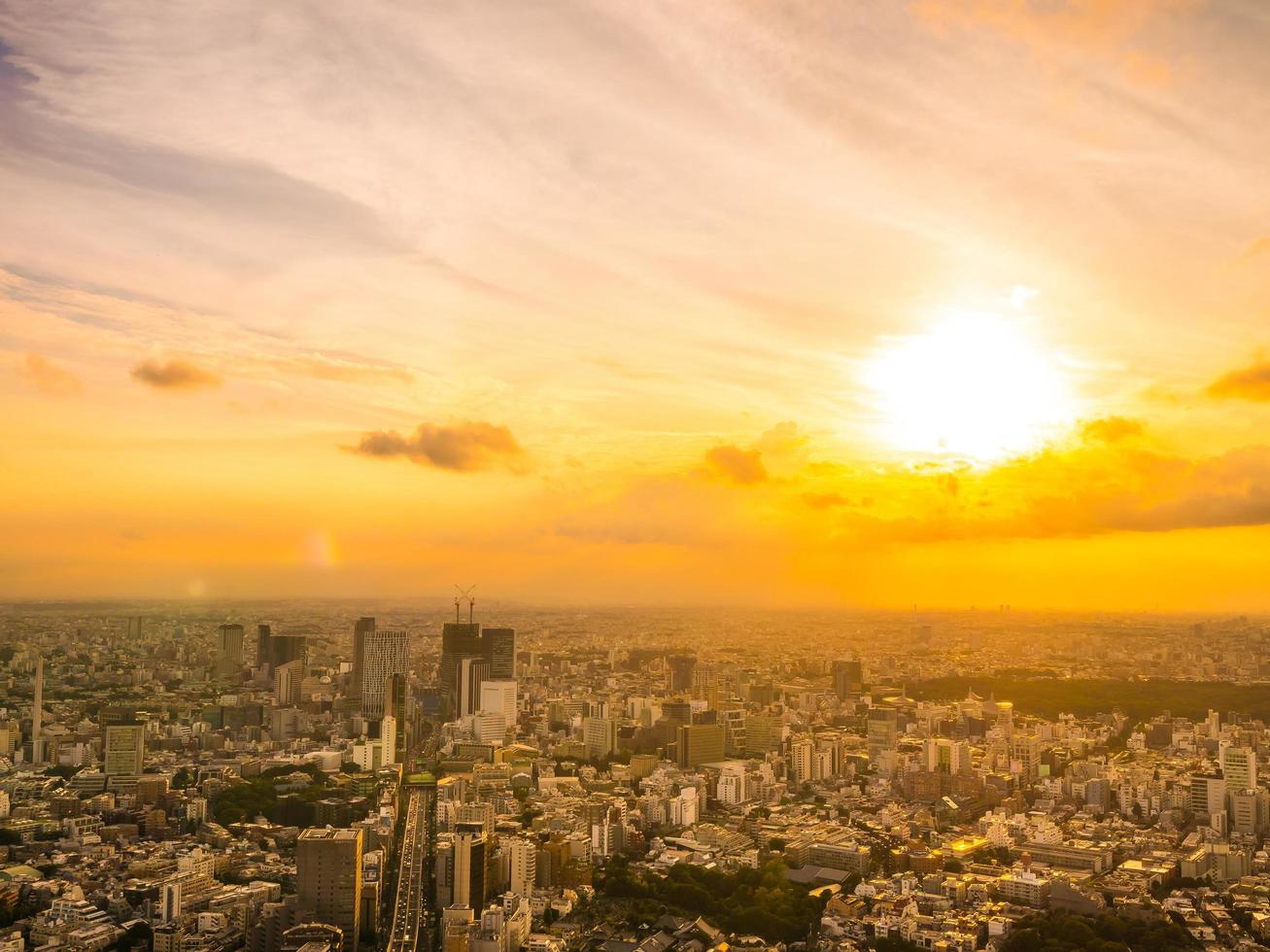 ciudad de tokio al atardecer foto