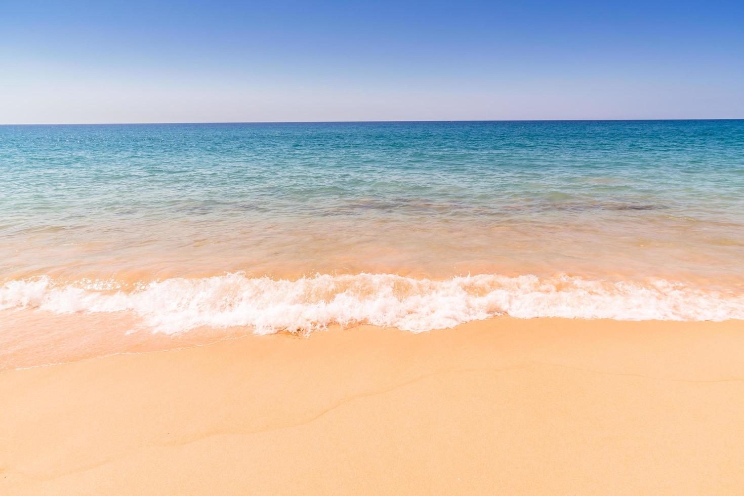 hermosa playa y mar foto