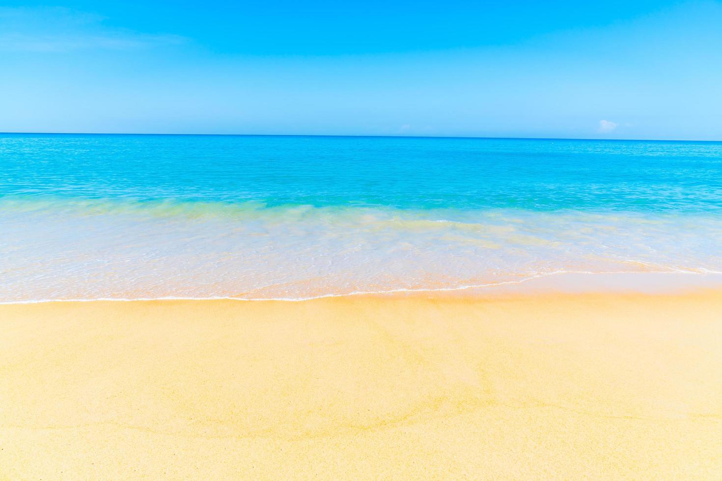 hermosa playa y mar foto