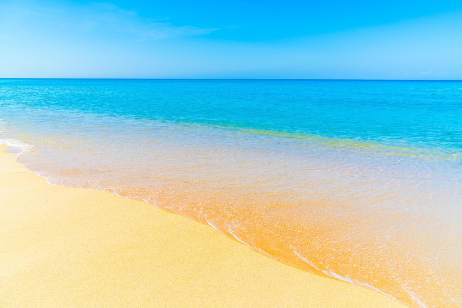 hermosa playa y mar foto