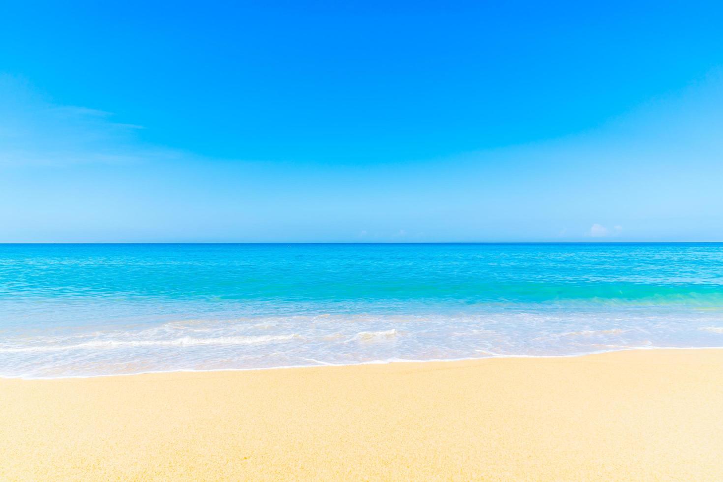 hermosa playa y mar foto