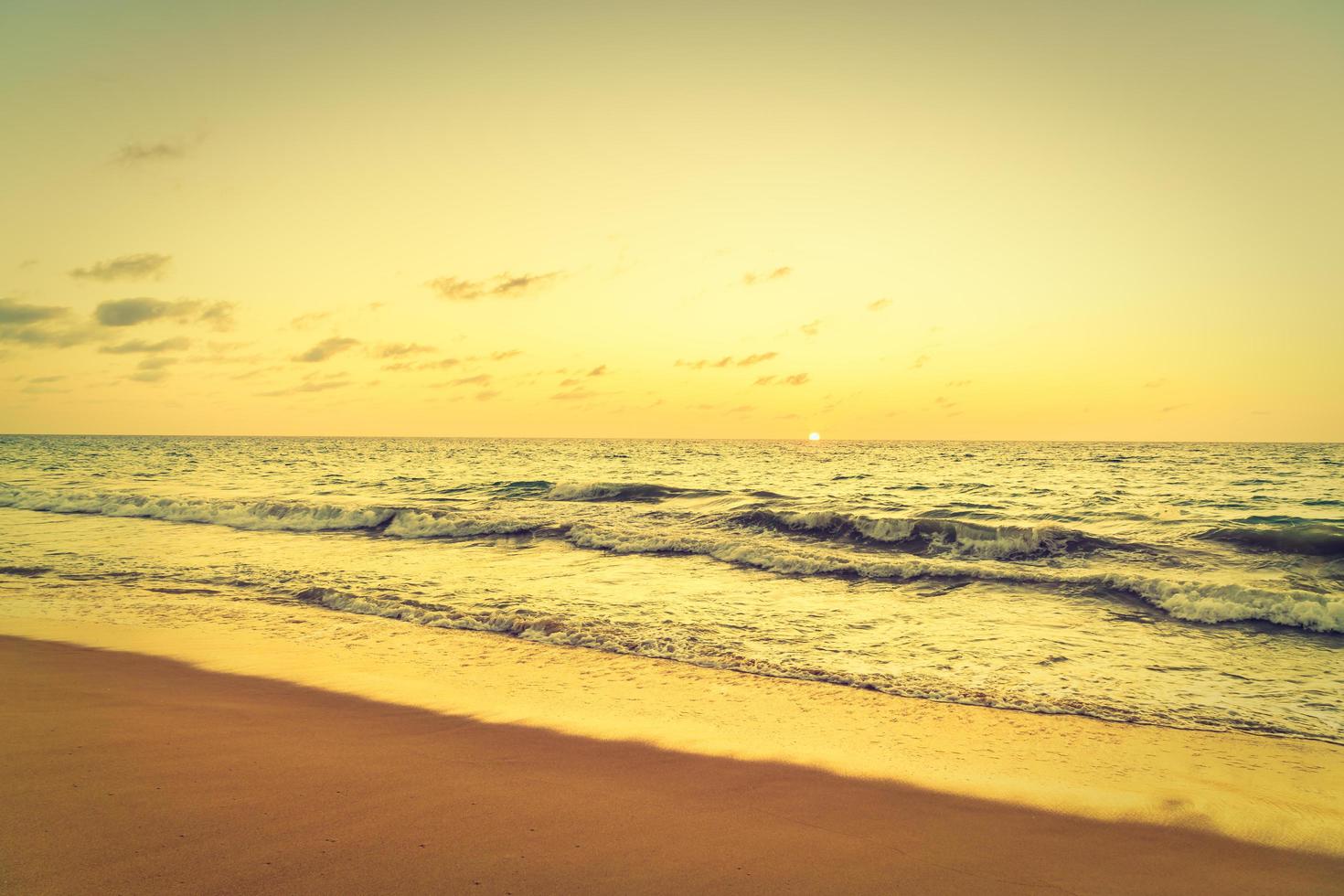 puesta de sol con mar y playa foto