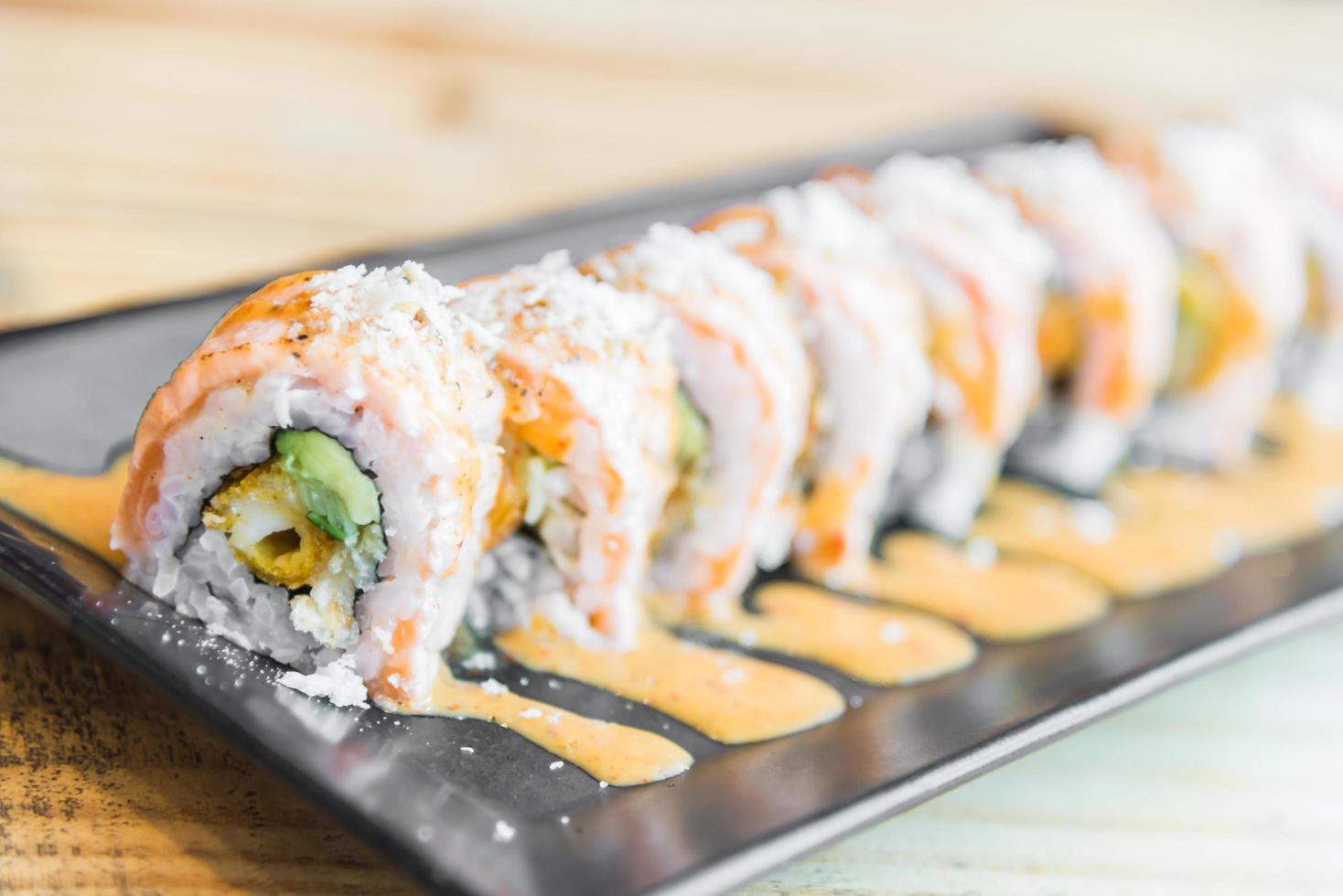 rollo de sushi de salmón foto