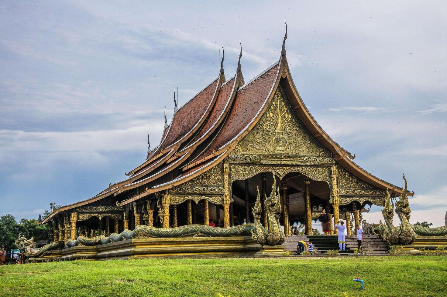 Tailandia 2015- templo Wat Phu Prao en Ubon Ratchathani, Tailandia foto