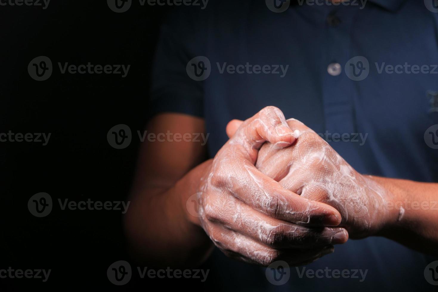 hombre lavándose las manos con agua tibia y jabón foto