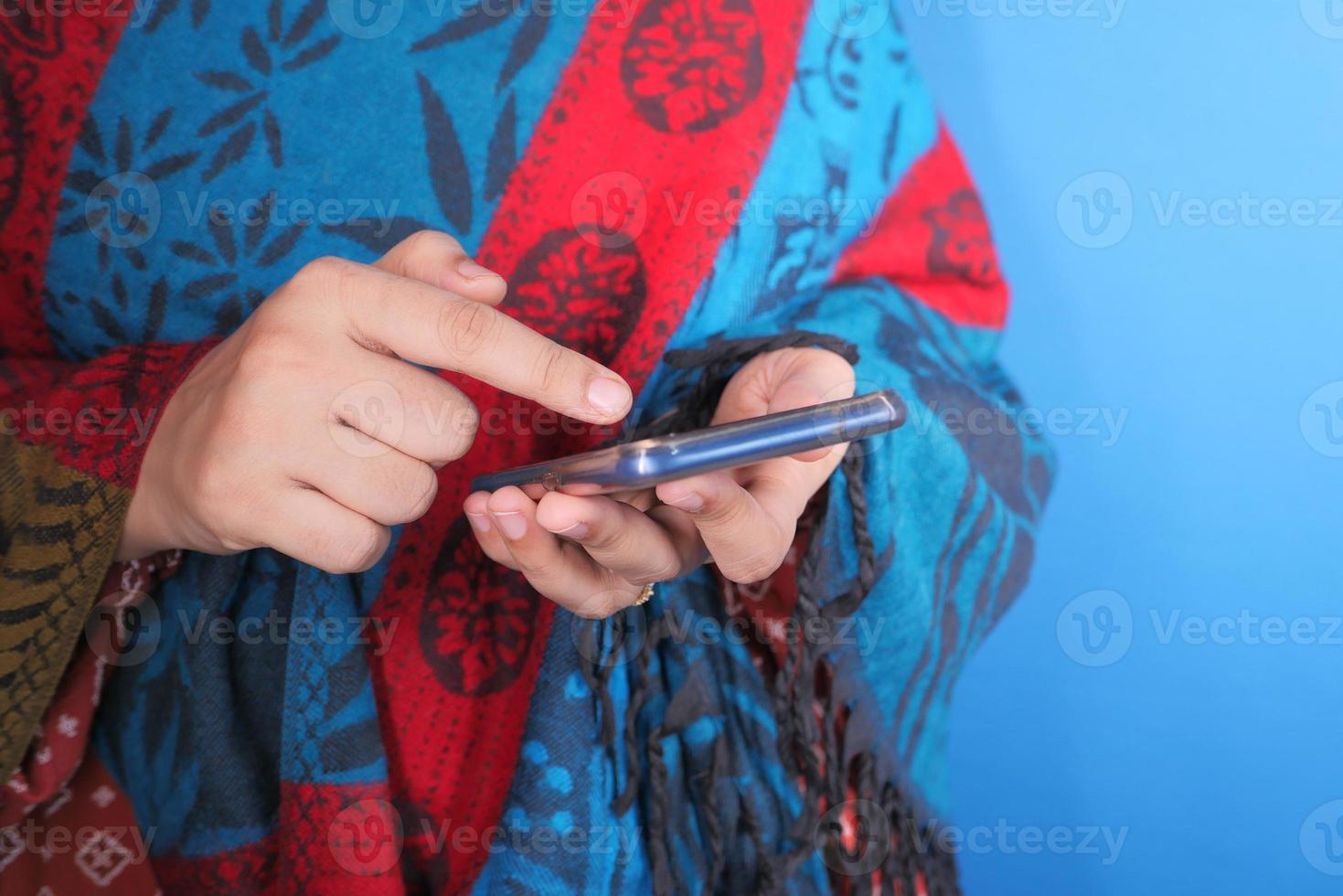 mano de mujer sosteniendo un teléfono inteligente foto