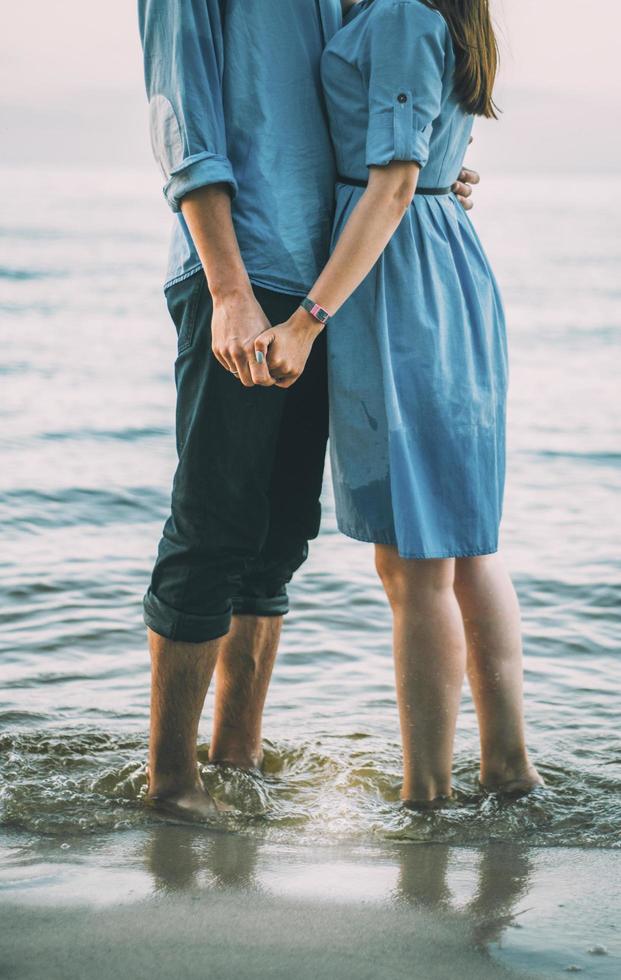 pareja, en, azul, mezclilla, en, agua foto