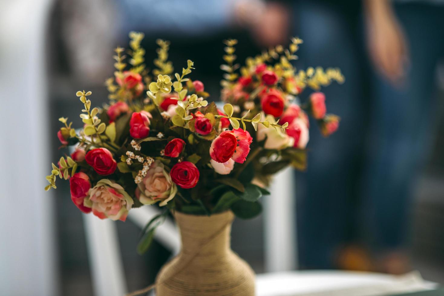 ramo de flores rojas en un jarrón foto