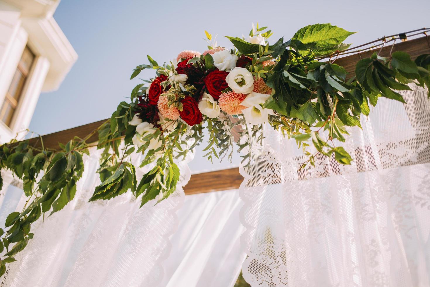 flores en el arco de la boda foto