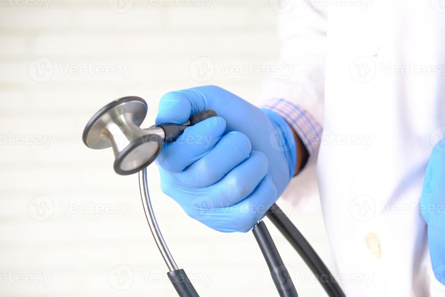 Cerca de la mano del médico con estetoscopio foto