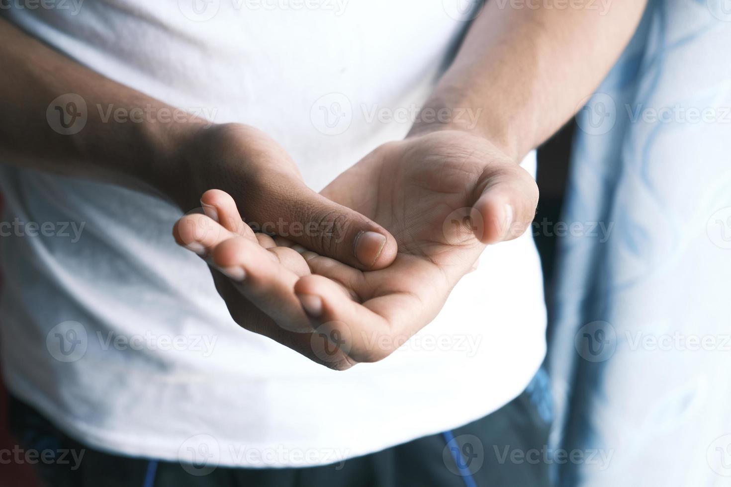 hombre que sufre dolor en la mano de cerca foto