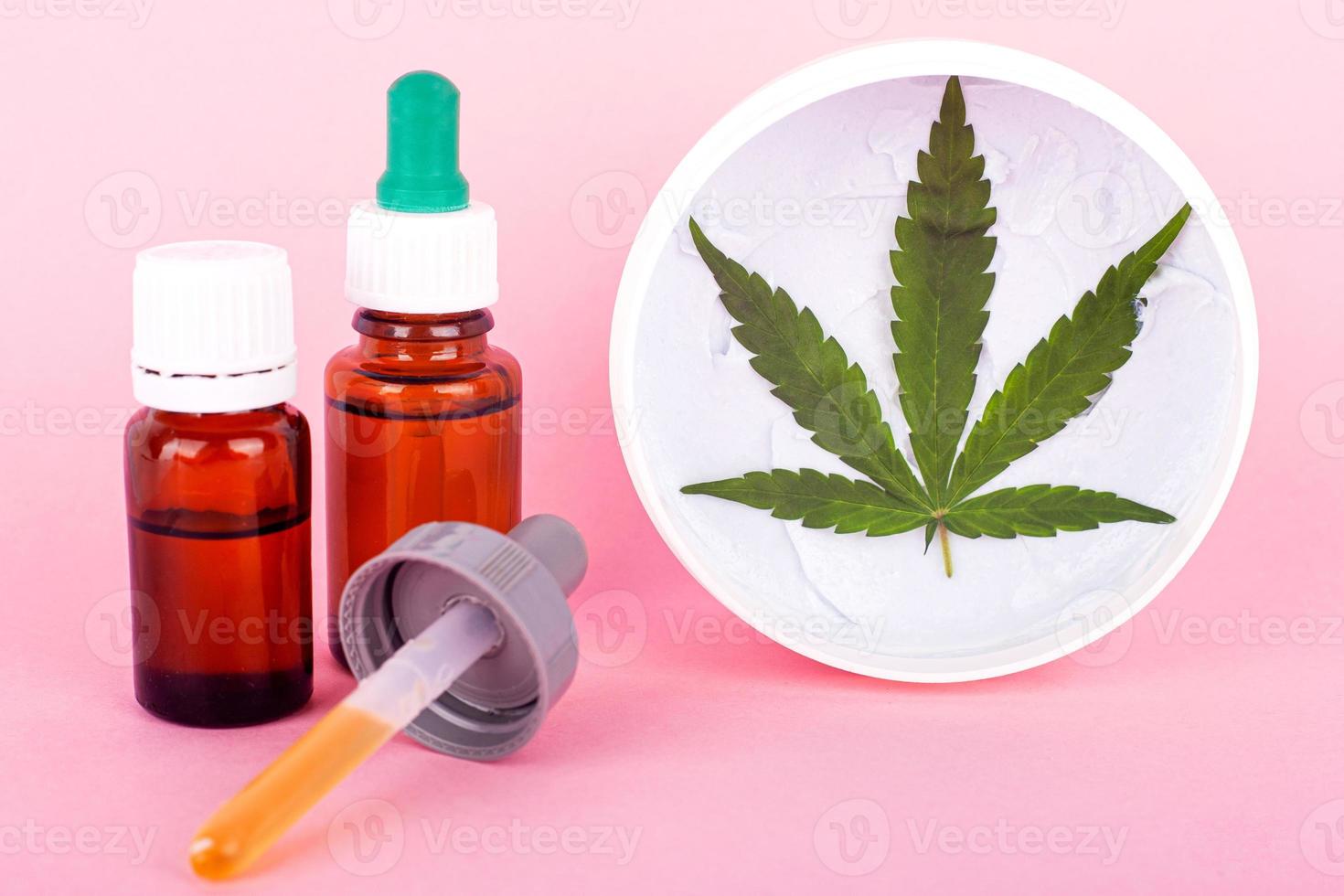 Aceites cosméticos a base de cannabis y botellas con extracto de marihuana. foto