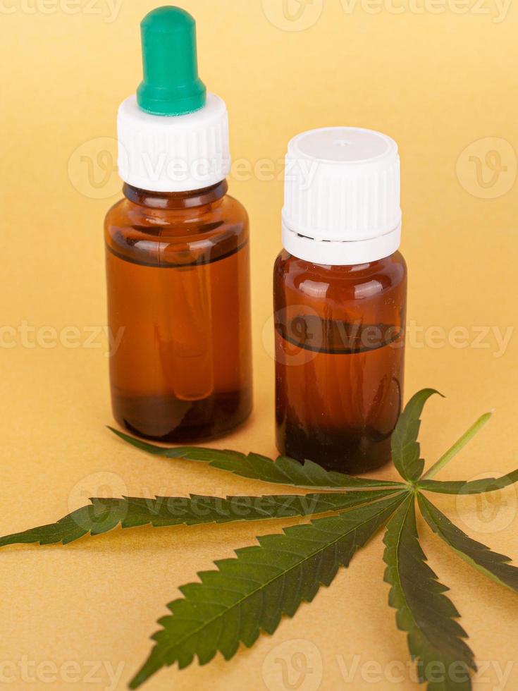 Extraer aceite de cannabis medicinal, elixir de hierbas y remedio natural para el estrés y las enfermedades. foto