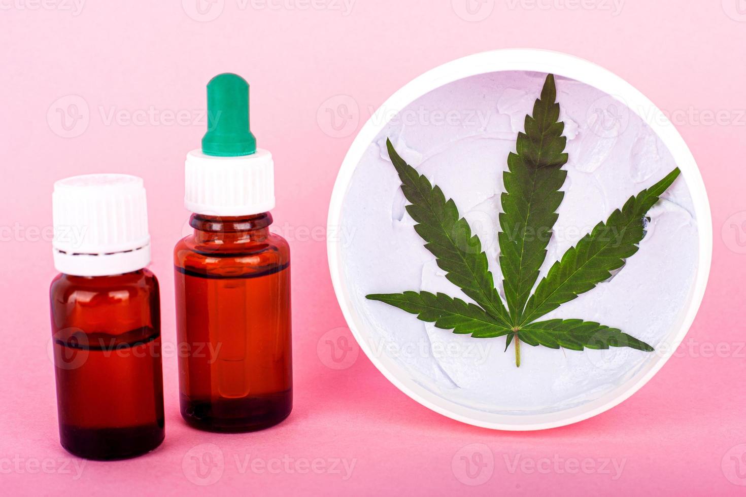 Aceites cosméticos a base de cannabis, frascos con extracto de marihuana. foto